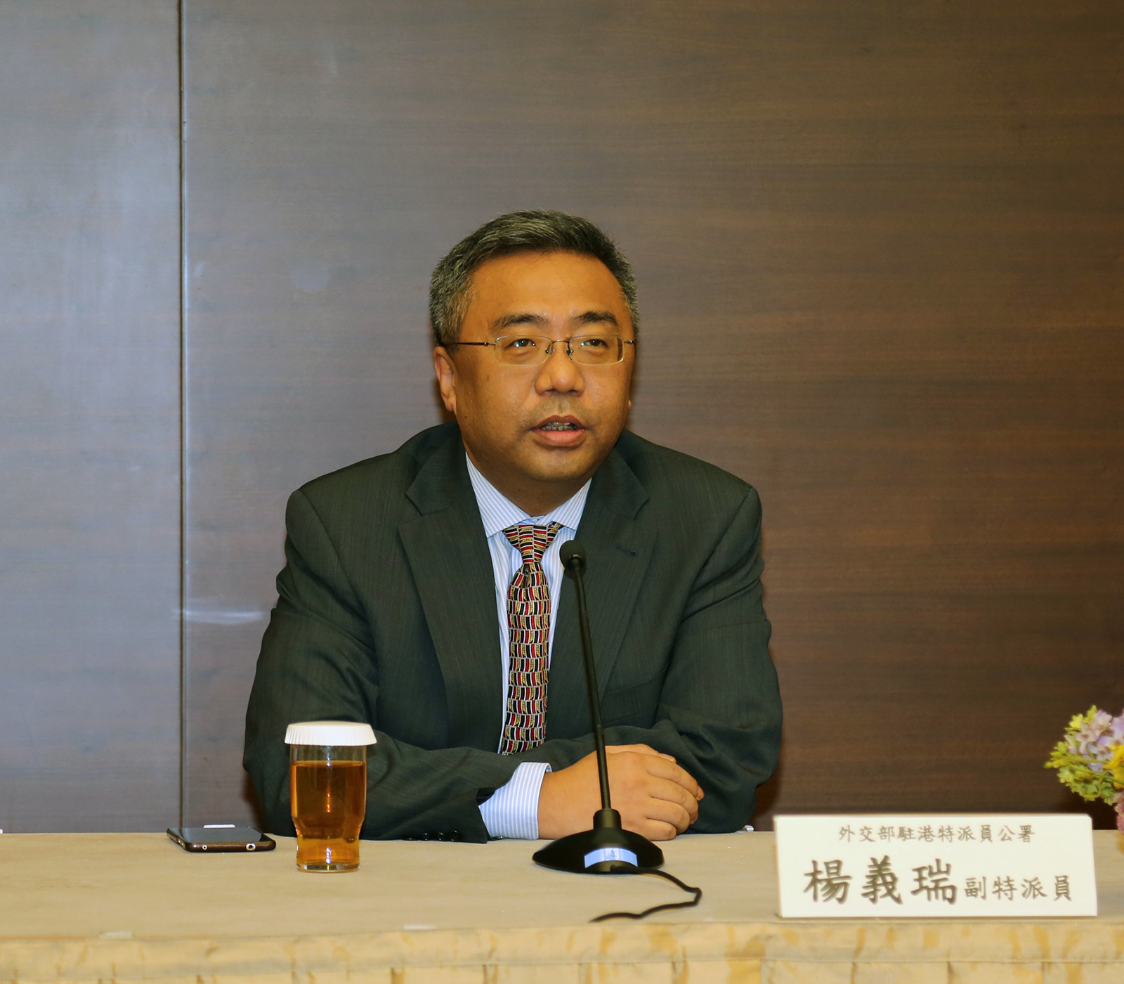 外交部驻港特派员公署杨义瑞副特派员与中总首长合照.